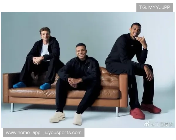 姆巴佩与知名设计师同框,新潮造型引热议 姆巴佩与知名设计师同框,新潮造型引热议