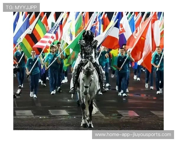 巴黎街头艺术点亮奥运开幕夜晚，巴黎的街头艺术