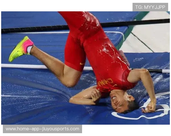 运动员场边搞笑集锦：赛场外的欢乐时光