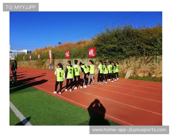 运动场“暖心瞬间”:运动员全力拼搏的一刹那! 运动场“暖心瞬间”:运动员全力拼搏的一刹那!